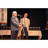 Lucio Muniz recibi el Morosoli de Plata en msica popular de manos del Prof. Julio Barreiro, integrante de la Fundacin.