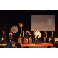 Ramiro Carmbula, director de la Revista TANGUEDIA agradece su premio, recibido de manos del director de la Oficina de la Juventud de la IDL, Daniel Fernndez.