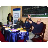 El Prof. Oscar Brando realiza la presentación del libro ganador
