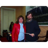 La Prof. Rosmary Cardozo junto al escritor Horacio Cavallo, ganador de una de las menciones 