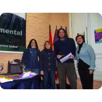 Laura y Rosana Mazzoni Morosoli, el escritor Manuel Soriano y la Prof. Cecilia Manzione durante la entrega del premio