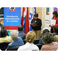 La Prof. Lilians Soria, coordinadora del grupo de lectores <em>Juglares</em>, leyendo un pasaje de la novela ganadora