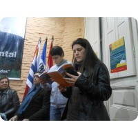 Los jóvenes Diego Arce y Jeniffer Benítez leyendo un fragmento de la obra ganadora