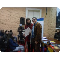 La Gerente de Cultura de la Intendencia de Lavalleja Maestra Clarisa Gallo entregando la Mención al Sr. René Fuentes Gómez por su obra "Cambios de lugar"