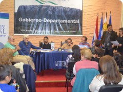Vista de la mesa y los conductores del acto, Profesores Rosmary Cardozo y Gabriel Fernández