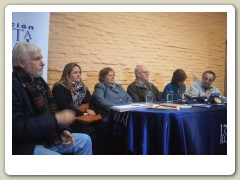 La mesa integrada por el Secretario Ejecutivo de la Fundación, Dr. Gustavo Guadalupe, la Presidente de la Junta Departamental de Lavalleja, Andrea Aviaga, la Coordinadora de la Fundación Mtra. María Olmedo, el Secretario de la Intendencia de Lavalleja, Alejandro Giorello, la integrante del jurado Prof. Vanina Arregui, y el Director de Ediciones de la Banda Oriental, Prof. Alcides Abella