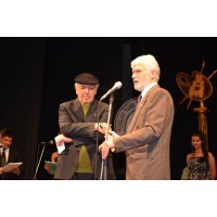 Daniel Viglietti, Morosoli de Oro 2012, al recibir el premio de manos del Secretario Ejecutivo de la Fundacin Lolita Rubial, Gustavo Guadalupe.