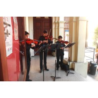 Violinistas de la Orquesta Sinfnica Juvenil reciben a los invitados